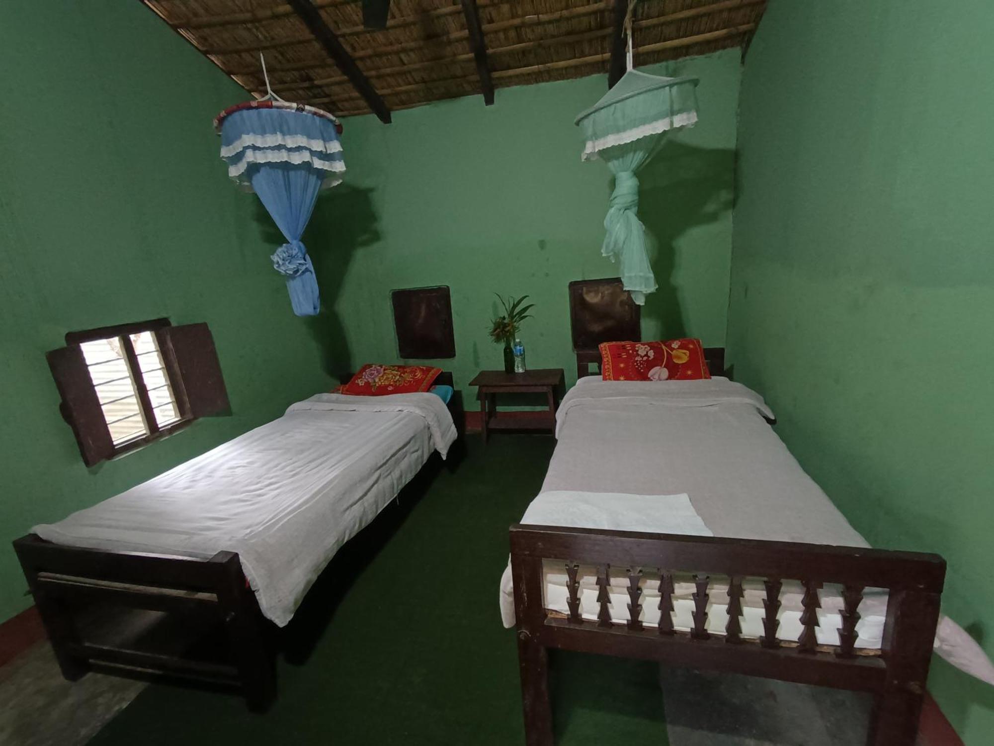 Crocodile Safari Camp Hotel Chitwan Room photo