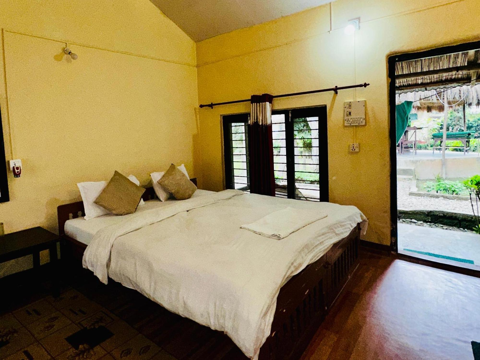 Crocodile Safari Camp Hotel Chitwan Room photo